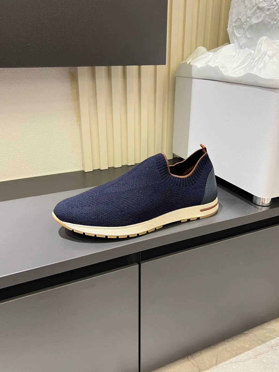 Men's Men's Shoes 💰p380 Loro Men's Shoes 💰piana/Noyo Piana 360 L Men's Shoes 💰p Flexy Walk Men's Sports Shoes These sports shoes are made of knitted wool uppers, and the heel is wrapped in smooth calf leather. Merino sheep are selected from Australia and New Zealand. The upper is machine-woven like a sweater, and then equipped with a white rubber outsole and a Kummel-colored sole. It is both beautiful and non-slip. The fabric is 100% cashmere and the insole is calf leather. It is super comfortable on the feet! Comes with full original packaging! Multiple colors available! Size: 38-44 (45 customized)